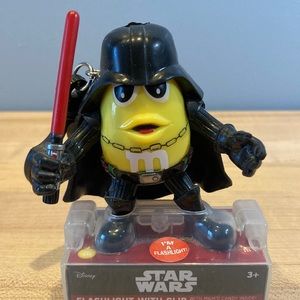 STAR WARS YELLOW M&M  DARTH VADER FLASHLIGHT W/ CLIP. NIP COLLECTABLE